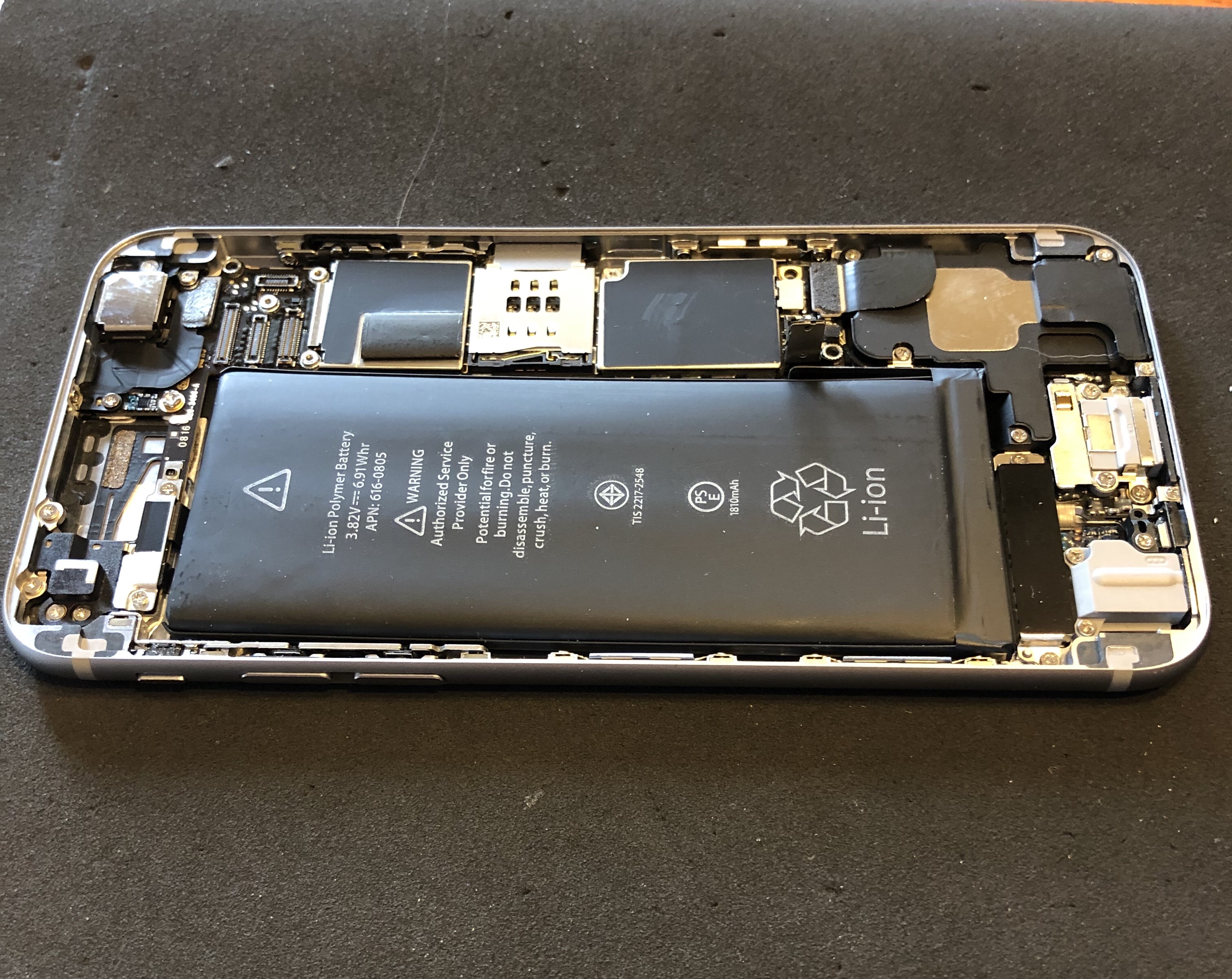 Какая батарея на айфон. Iphone Battery. Iphone Battery Swell. Батарея айфон 15. Вздутая батарея айфон 7 розовый.